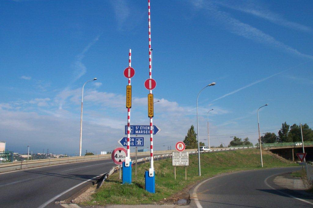 A benchmark lane closure product with fibreglass arm and for industrial and logistics sites